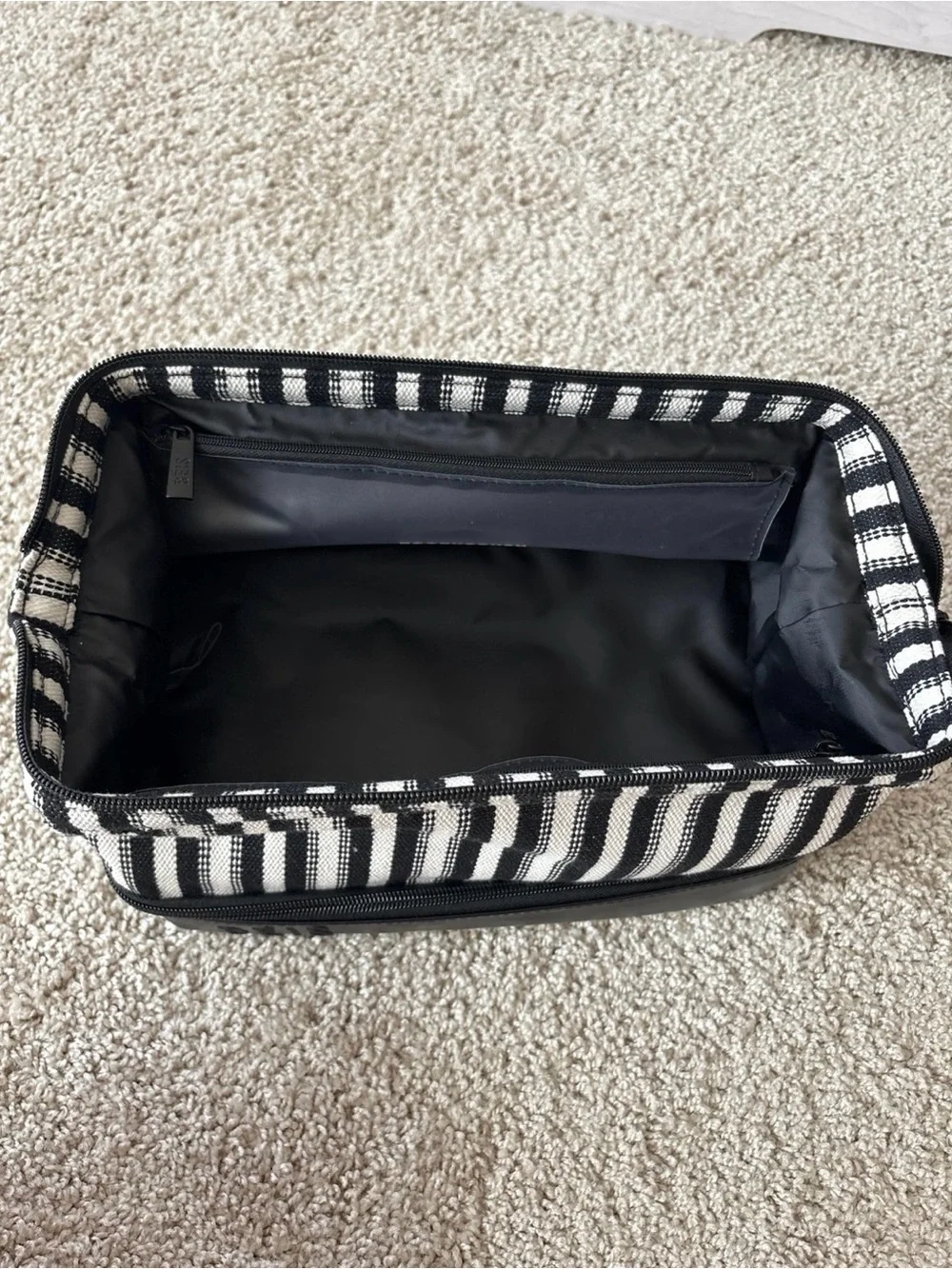 The BÉIS Dopp Kit in Black Stripe